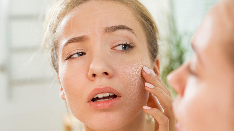 Güneş kremi kullanırken D vitamini sentezi konusunda endişelenmenize gerek yok. Hatta gerçek şu ki, SPF olmadan dışarı çıkmanın daha büyük bir zarara neden olma olasılığı daha yüksektir. D vitamininizi takviyelerin aksine güneşten almak isteseniz bile, uzmanlar bunu güvenli bir şekilde yapabileceğinizi önerir.